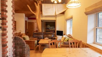 Flat-screen TV, fireplace, heated floors