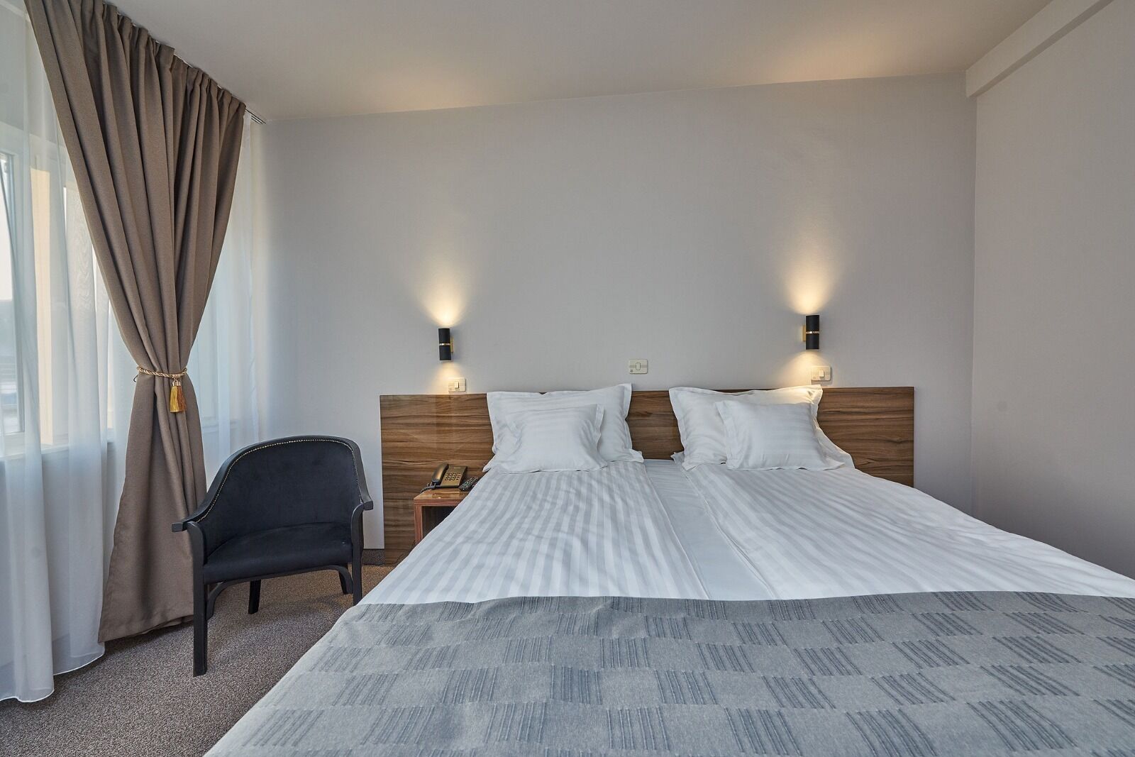 Classic Double or Twin Room | In-room safe, desk, laptop workspace, blackout drapes