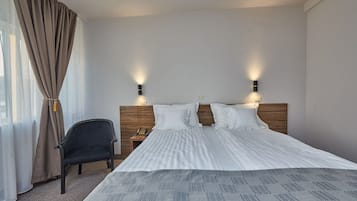 經典雙人或雙床房 | 客房內保險箱、書桌、筆電工作空間、遮光布/窗簾