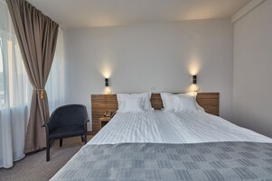 经典双人房或双床房 | 客房内保险箱、办公桌、笔记本电脑工作区、遮光窗帘