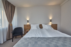 Classic Double or Twin Room | In-room safe, desk, laptop workspace, blackout drapes - Riviera by Queens (Drobeta-Turnu Severin)