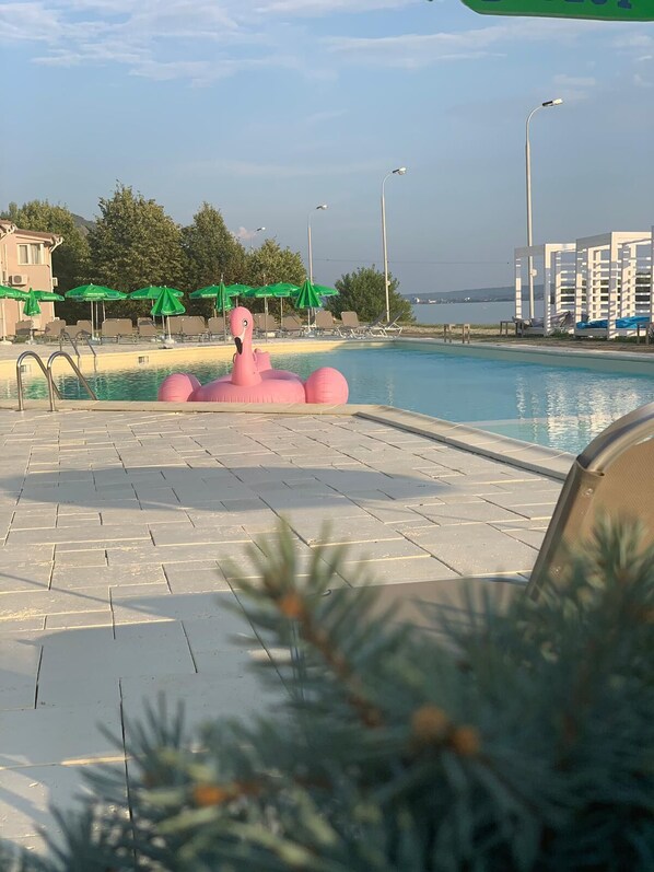 Piscine extérieure (ouverte en saison), parasols de plage