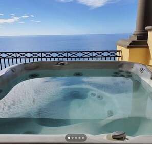 Studio | Outdoor spa tub