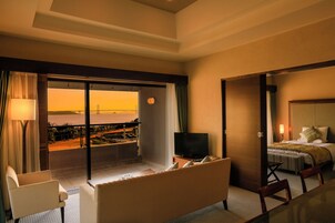 Escritorio, espacio para trabajar con laptop y cortinas blackout 