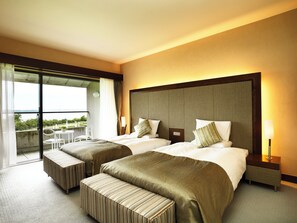 Hollywood Suite 201, Non Smoking | Desk, laptop workspace, blackout drapes, iron/ironing board - Hotel Anaga (Minamiawaji)