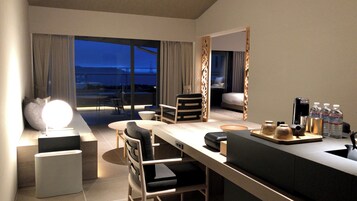 Escritorio, espacio para trabajar con laptop y cortinas blackout 