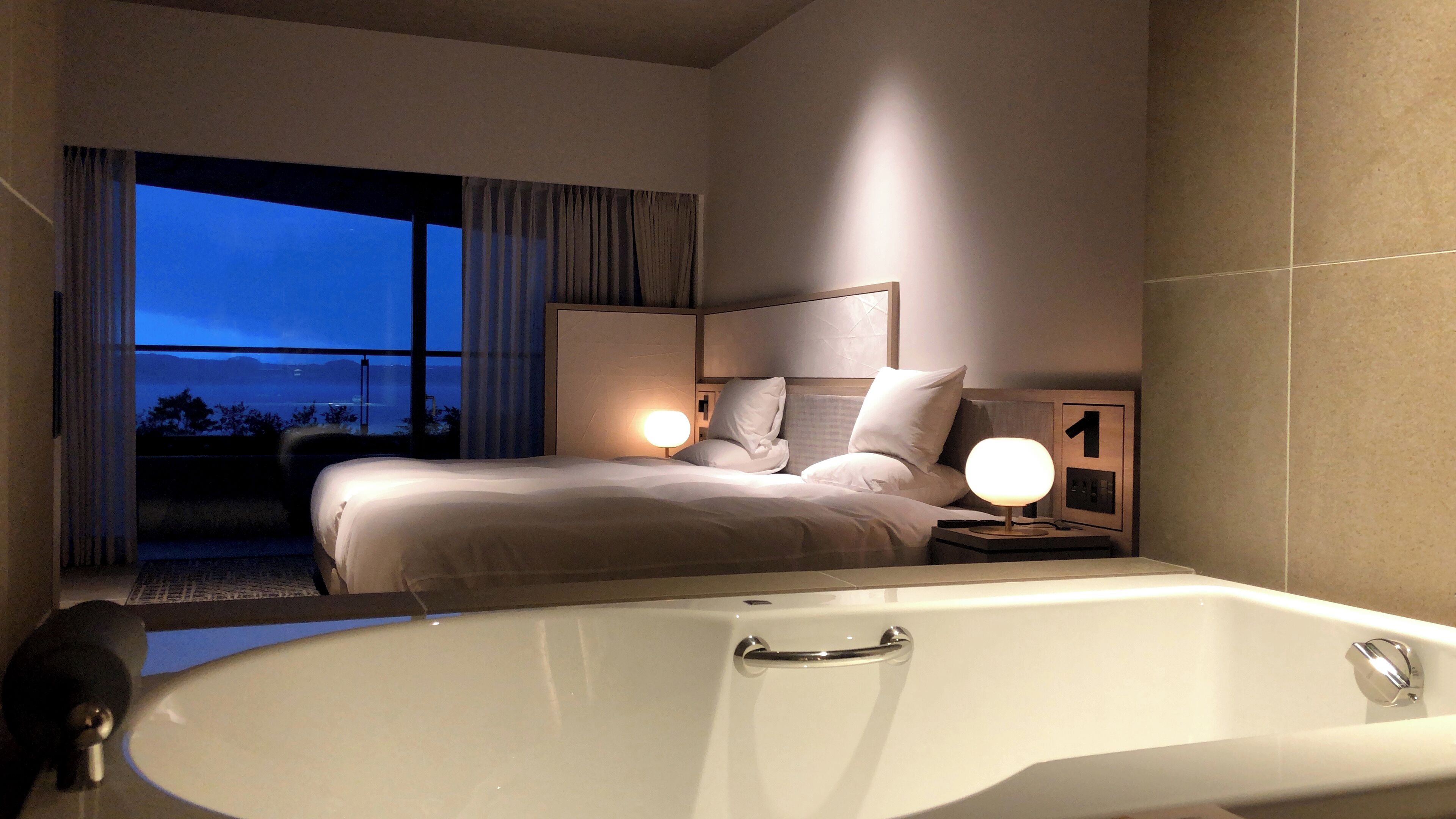 Luxe Twin kamer, balkon, op de hoek (210) | Badkamer | Een aparte badkuip en douche, gratis toiletartikelen, een haardroger