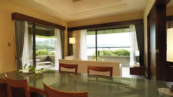 Tomannsrom – luksus, havutsikt (Hollywood Suite 201) | Skrivebord, skrivebord for bærbar PC og blendingsgardiner