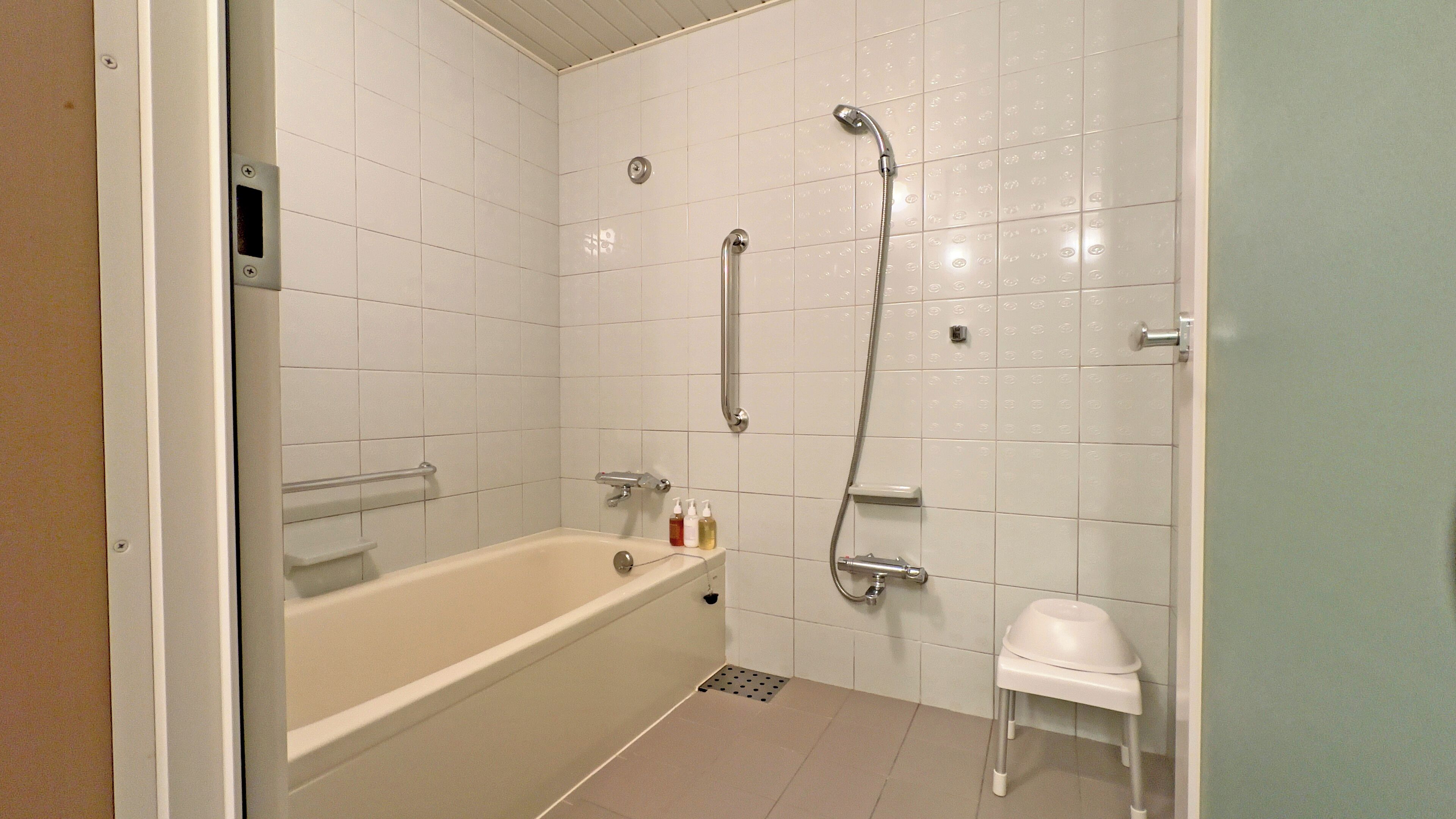 Ein Badezimmer mit Badewanne, Dusche und Toilette.