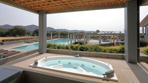 Luxury Twin Room (110, Jacuzzi,) | Bathroom | Separate tub and shower, free toiletries, hair dryer, slippers - Hotel Anaga (Minamiawaji)