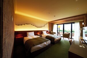 Deluxe Twin Room 122, Non Smoking | Desk, laptop workspace, blackout drapes, iron/ironing board