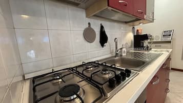 KylskÄp, ugn, spishÀll och kaffe- och tebryggare