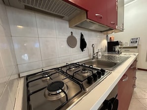 Fridge, oven, stovetop, coffee/tea maker