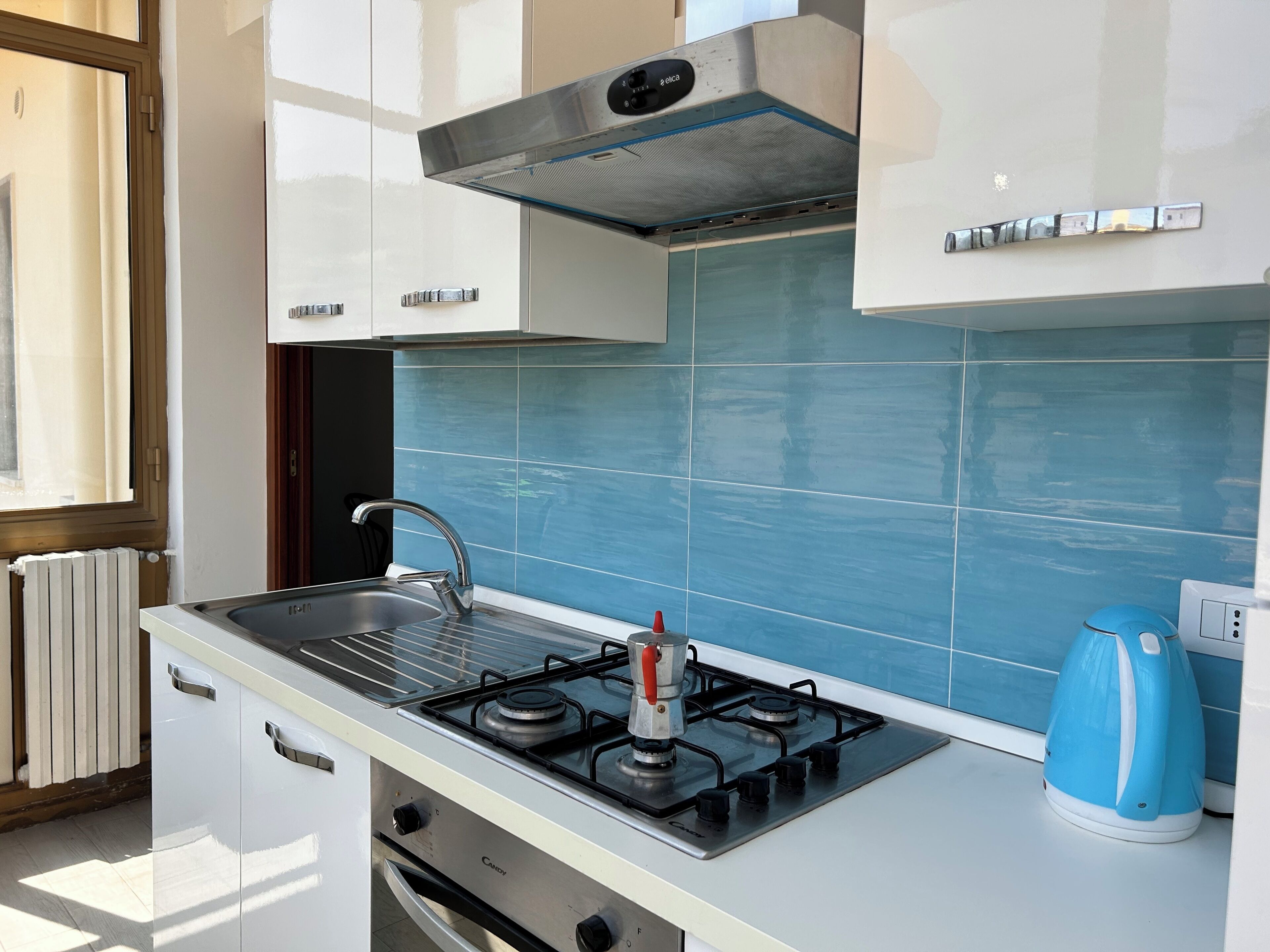 Kühlschrank, Ofen, Herdplatte, Wasserkocher mit Kaffee-/Teezubehör