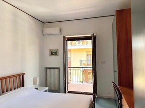 2 soverom, skrivebord, strykejern/-brett og wi-fi