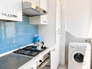Fridge, oven, stovetop, coffee/tea maker