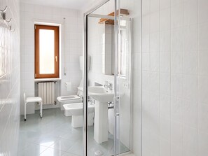 Secadora de cabello, batas, bidet, toallas