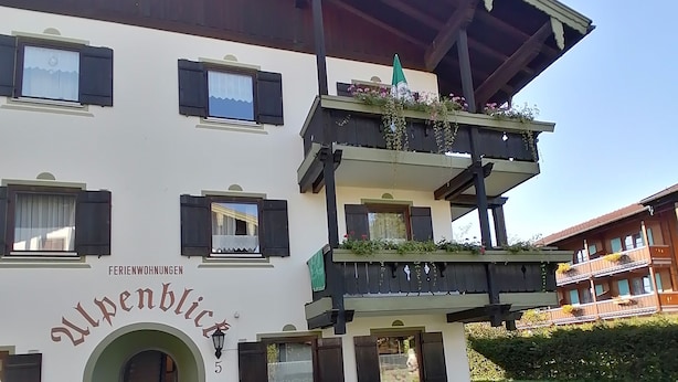 A multi-story building with a sign reading "Alpenblick 5". - Ferienwohnung 45 qm, für 2 Personen (Inzell)