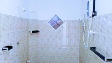 Family Apartment | Bathroom | Shower, hydromassage showerhead, toilet paper