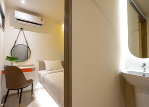 Habitación individual estándar, 1 habitación | Baño | Ducha y cabezal de ducha tipo lluvia