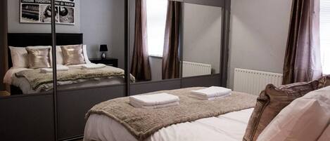 Casa | 4 dormitoris, planxa i posts de planxar, wifi gratuïta i roba de llit