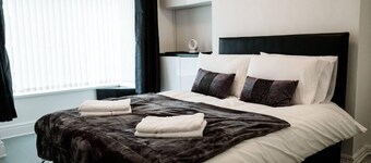 4 Bed House, Sleeps 9, Free Parking