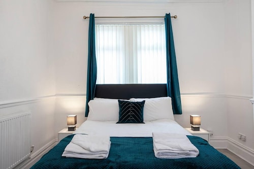 4 Bed House, Sleeps 9, Free Parking