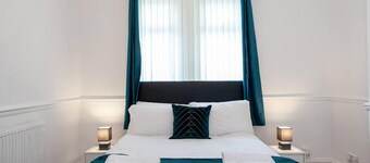 4 Bed House, Sleeps 9, Free Parking