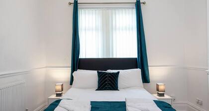 4 Bed House, Sleeps 9, Free Parking