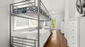 3 bedrooms, iron/ironing board, free WiFi, bed sheets - Campbell's Cottage by Experience Jervis Bay (Huskisson)