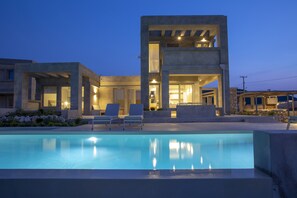 A modern building with a pool and outdoor seating. - Villa Kymo by Thines Villas (Lefkada)