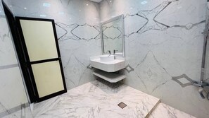 Regadera, bidet, toallas, jabón