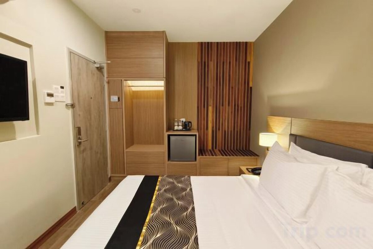 Minibar, in-room safe, iron/ironing board, WiFi (free)