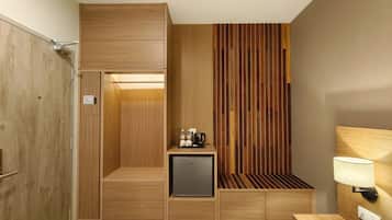 Habitación doble estándar | Minibar y caja de seguridad en la habitación