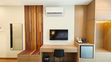 Habitación triple Deluxe | Minibar y caja de seguridad en la habitación