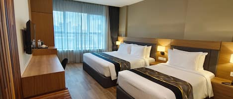 华丽三人房 | 迷你吧、客房内保险箱、熨斗/熨衣板、免费 WiFi