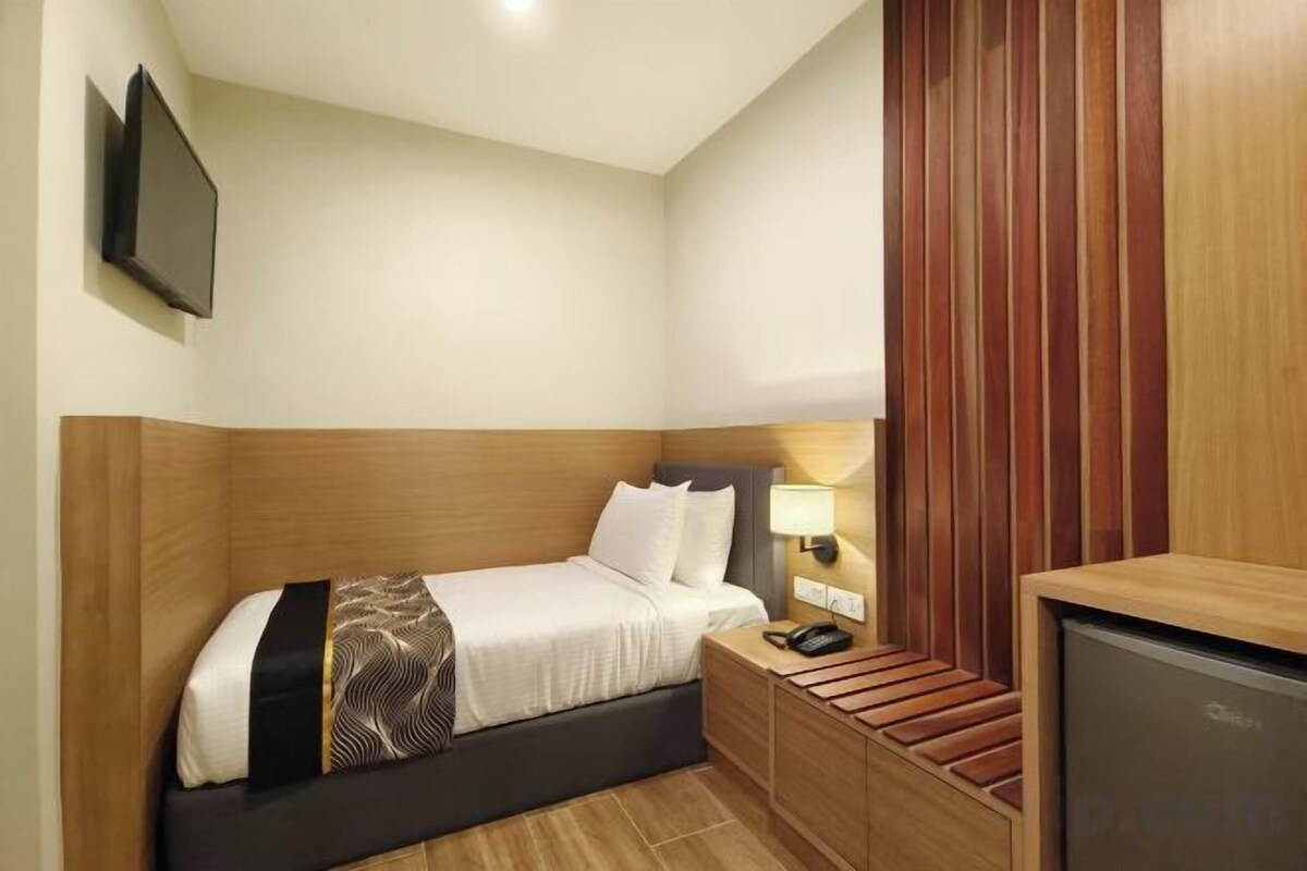 Minibar, in-room safe, iron/ironing board, WiFi (free)