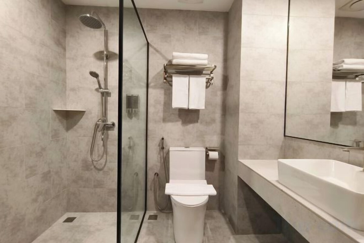 Shower, rainfall showerhead, free toiletries, hair dryer