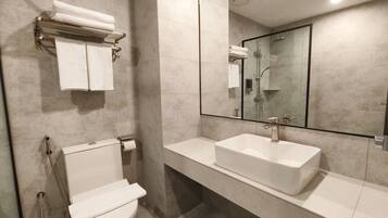 Shower, rainfall showerhead, free toiletries, hair dryer