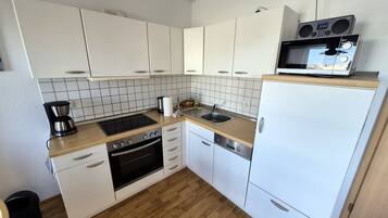 KĂŒhlschrank, Mikrowelle, Ofen, Herdplatte