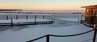 Floating Houses - Komfortable Schwimmende Ferienhäuser im Barther Yachthafen