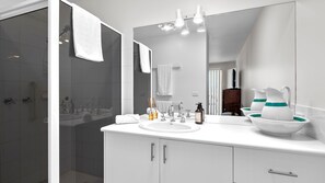Douche, serviettes fournies