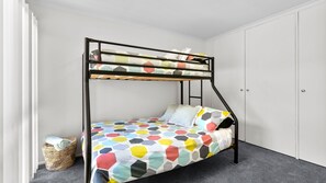 3 chambres, fer et planche à repasser, Wi-Fi gratuit, draps fournis