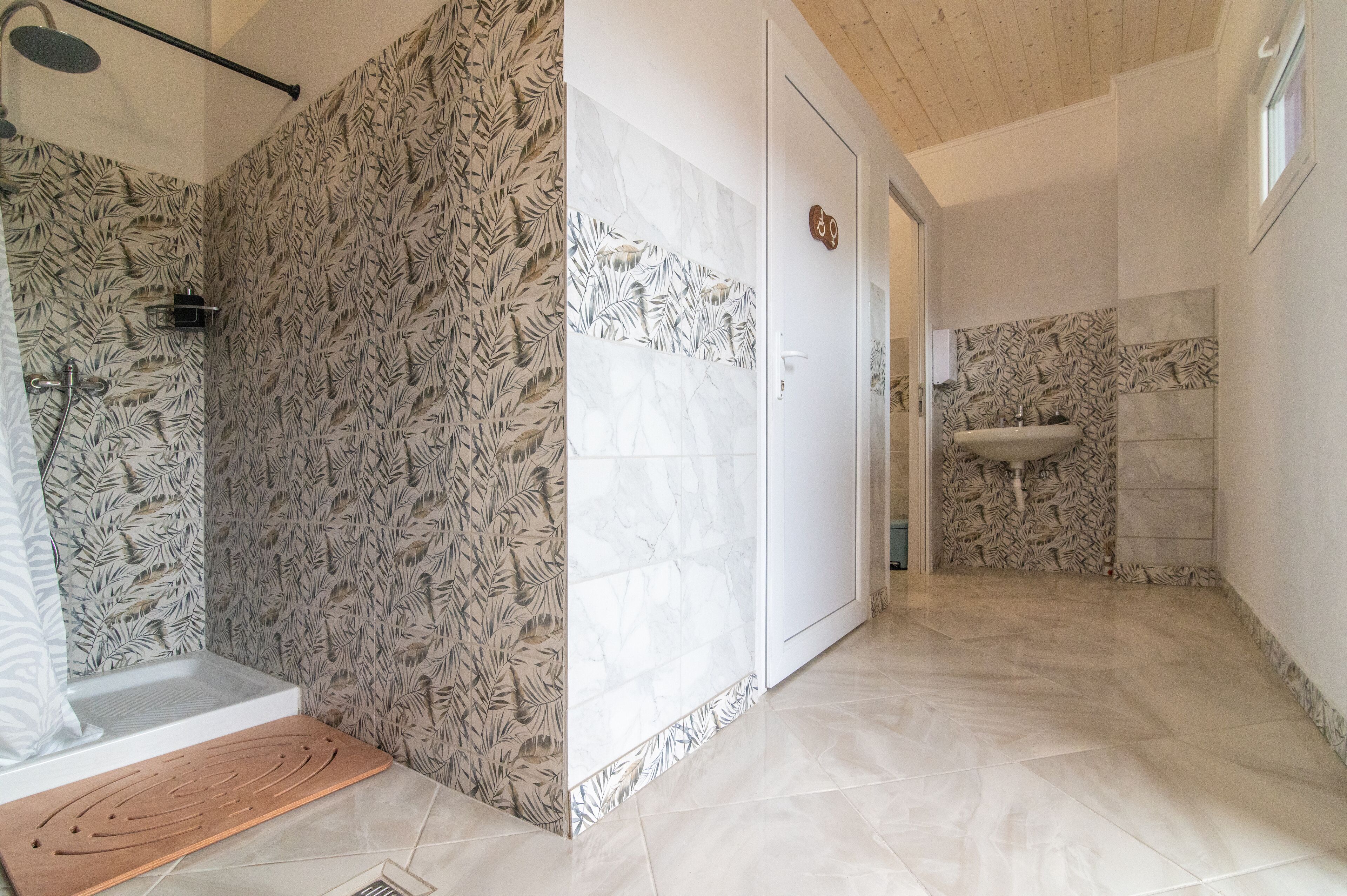 Doccia, asciugacapelli, bidet, sapone