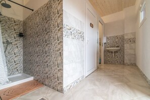 Dusj, hårføner, bidé og såpe