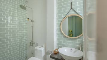 Phòng Deluxe | Phòng tắm | Buồng tắm vòi sen, vòi sen phun mưa, máy sấy tóc, khăn tắm