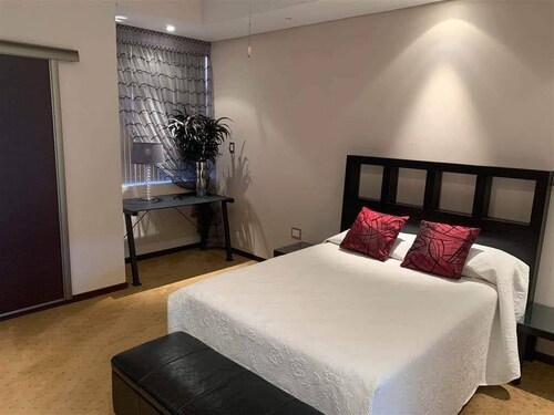 Family friendly,clean, spacious,modern,business desk,fast WiFi,secured,quite