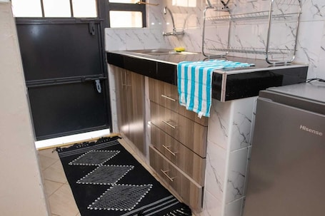 Refrigerador, microondas, utensilios de cocina