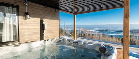 Outdoor spa tub