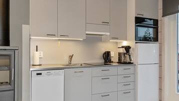 Geladeira, lava-louças, talheres/pratos/utensílios de cozinha